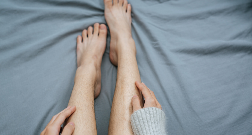 Нежнее, чем у ребенка: простая ванночка с 1 ложкой на 3 литра воды превратит ваши пятки в шелк