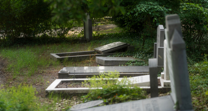 В Ельце мужчина устроил погром на кладбище