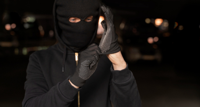 Бывший курьер украл золотую цепочку за 275 тысяч из пункта выдачи