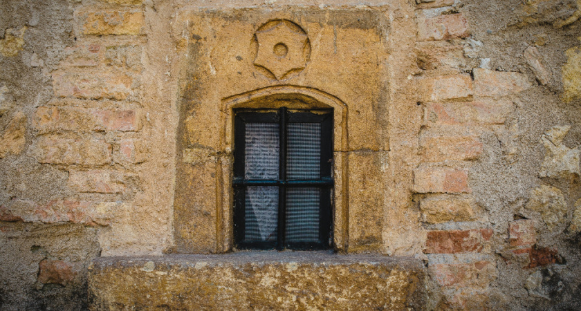 В Хлевенском районе строители обнаружили оконную раму XIX века