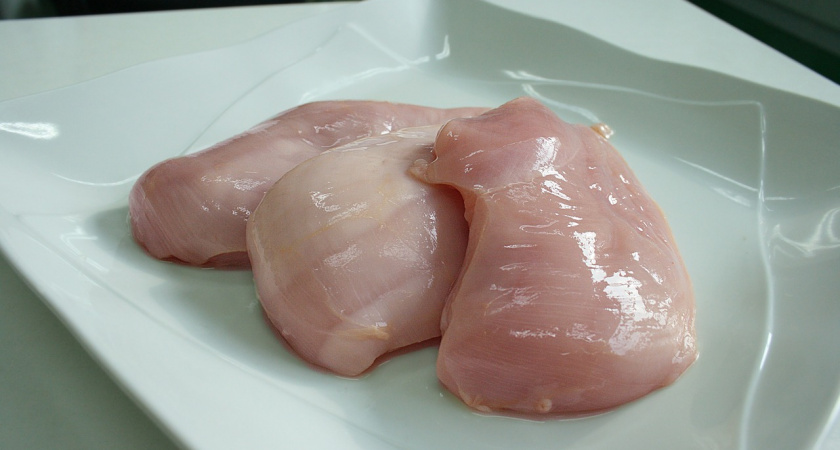 Не берите курицу, пока не проверите эти три признака: хитрые продавцы выбирают ее домой так