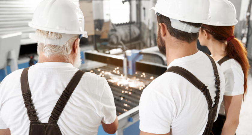 «Дело не только в деньгах»: почему рабочие уходят с заводов и отказываются там оставаться - друг все рассказал