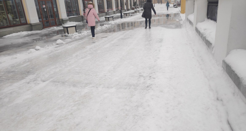 Сделала 4 пшика на подошву – и бегаю по льду как по газону: зимний лайфхак, о котором мало кто знает