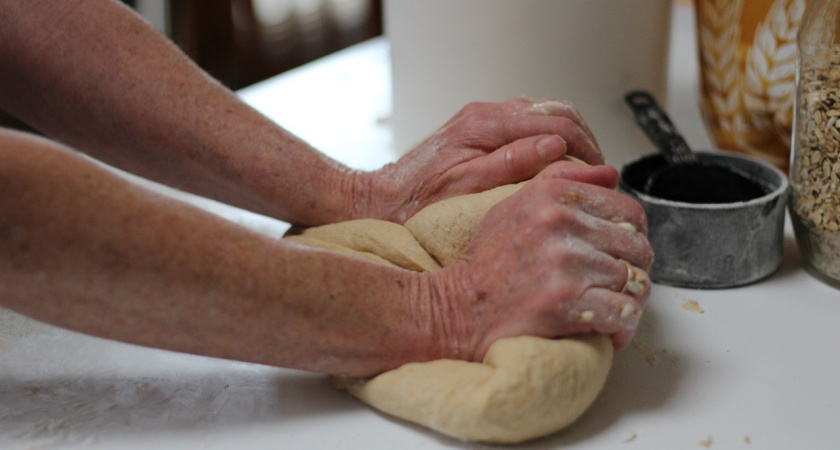 Добавляю этот ингредиент в тесто — забыла о проваленных пирогах и рваных блинах