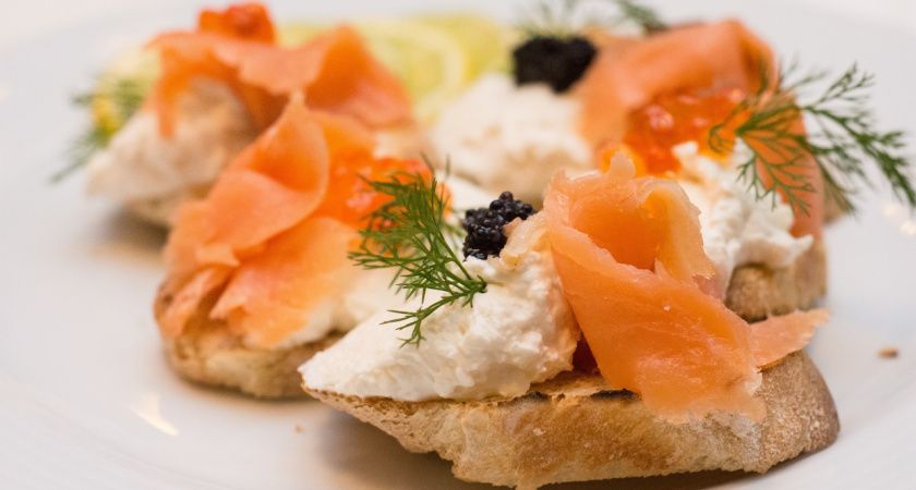 В год Лошади подаем канапе «Новогодний праздник» — вкусная закуска за 5 минут: наполнит дом счастьем