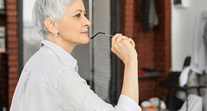 Волосы без возраста: неожиданные уловки, которые превратят седину в стиль