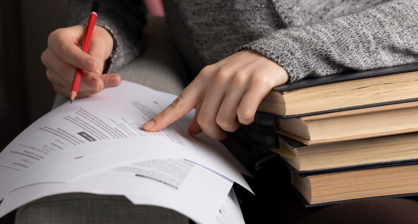 Народ засмеёт: в этом слове нет буквы «З», но каждый второй ее упорно вставляет - как писать правильно и почему все ошибаются