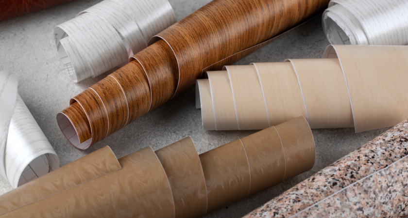 Виниловые обои больше не в моде: клеим другой долговечный материал - тренд 2025-2026 у дизайнеров