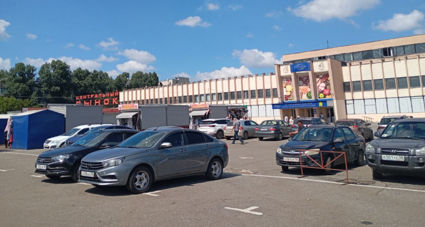 Знак «Остановка запрещена», а инспектор просит остановиться: кто главнее на дороге?