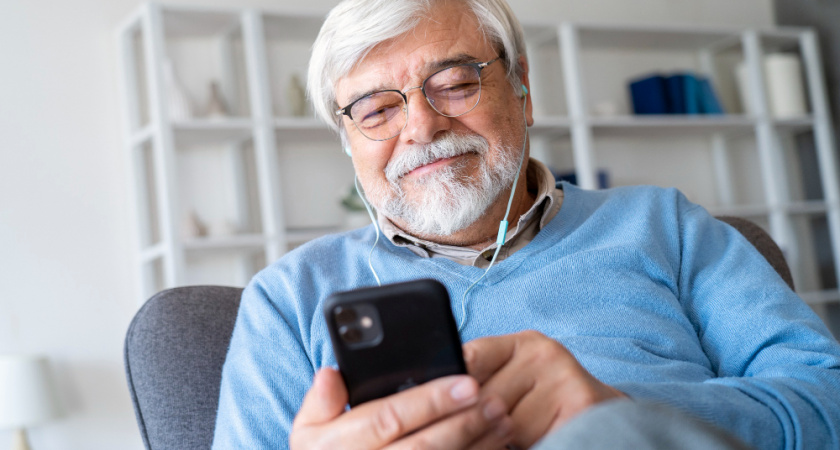 Липецкие пенсионеры получили электронные удостоверения с QR-кодом