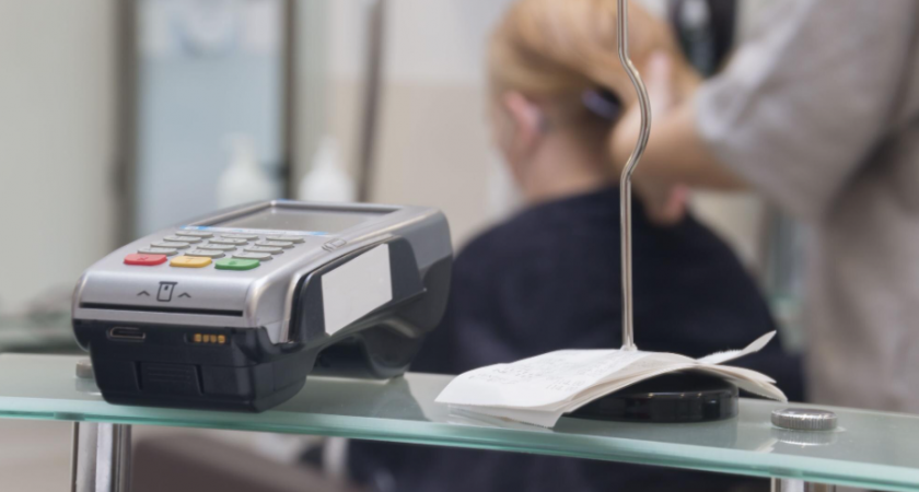 Жительница Липецка украла терминал оплаты из продуктового магазина