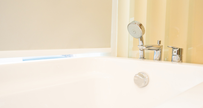 Налет и ржавчина исчезнут: как сделать ванну белоснежной с помощью двух ингредиентов, что есть у вас дома