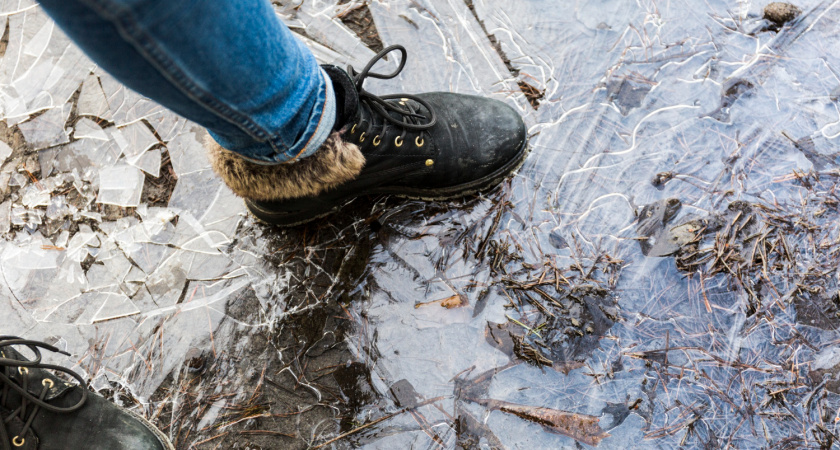 Провожу ваткой по подошве - и перестаю поскальзываться даже на ледяном спуске: хватит на всю зиму