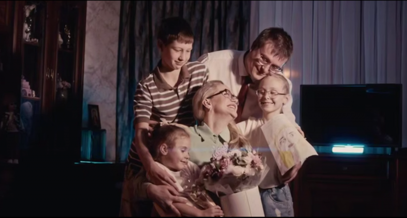 Игорь Артамонов поздравил жительниц Липецкой области с Днём матери