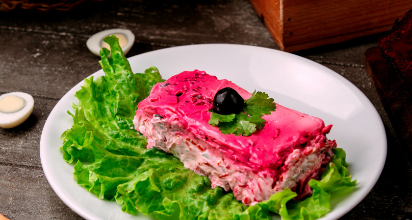 «Селёдка под шубой» уже приелась – готовим вместо неё салат «Несвижский»: в 100 раз вкуснее и готовится просто