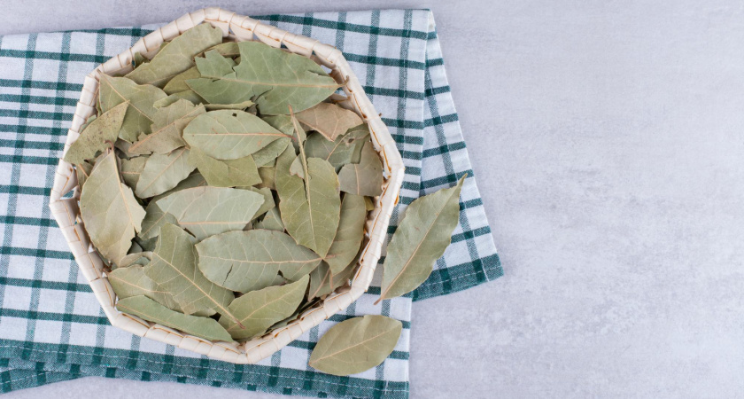 Теперь всегда кипячу лавровый лист перед уборкой по совету свекрови - лучший домашний лайфхак для всех хозяек