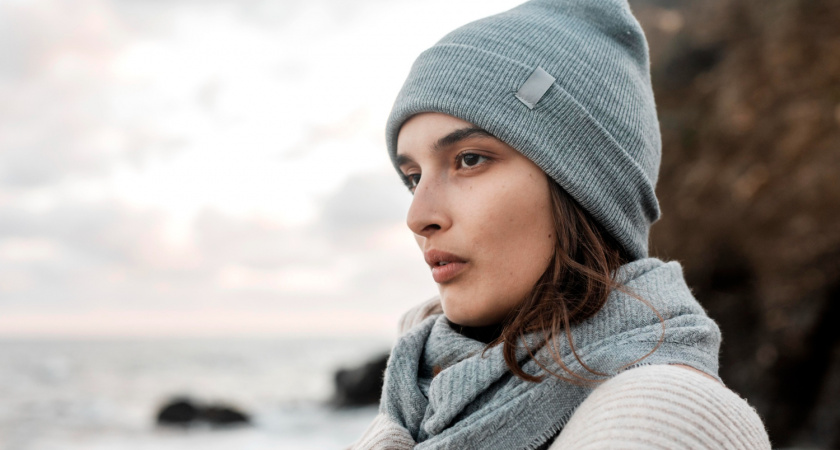 5 зимних шапок, которые добавляют возраст даже молодым: что надеть вместо них