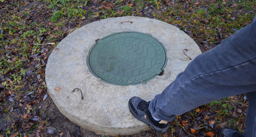 Залейте 1 ведро — выгребную яму не придётся откачивать всю зиму: никаких проблем и запаха