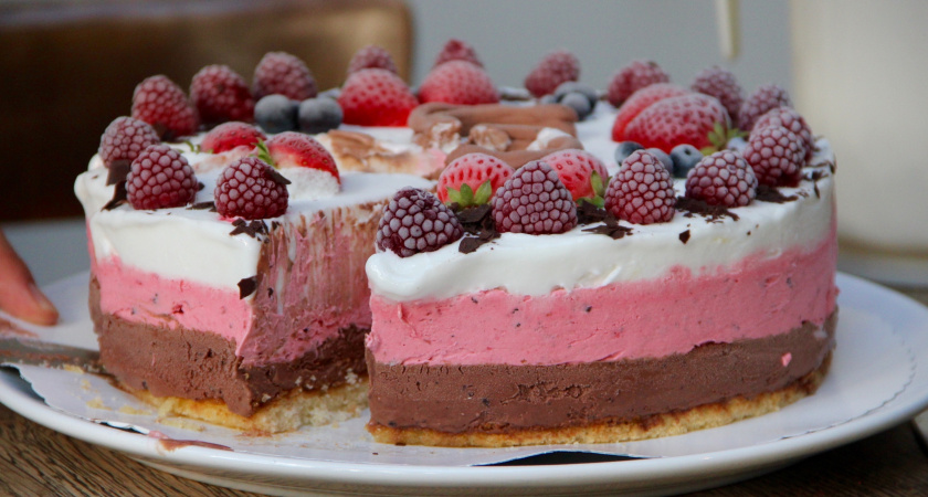 Самый роскошный торт на Новый год «Фисташковое мороженое» с малиной – идеальный рецепт для новогоднего стола