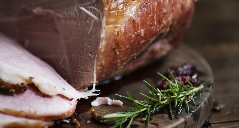 Лучшая и простая замена колбасе: готовим копчёную куриную грудку на собственной кухне