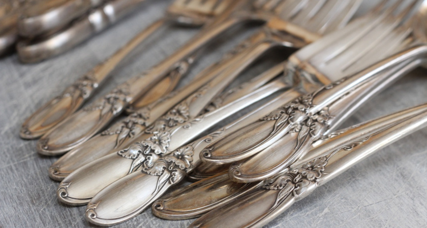 Увидела, как соседка почистила столовые приборы из нержавейки за 10 мин до блеска – узнала хитрый метод и средство