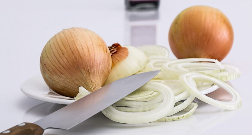 Вот зачем нужно заготавливать лук: раньше мои знакомые смеялись и покупали в магазине – теперь делают так же