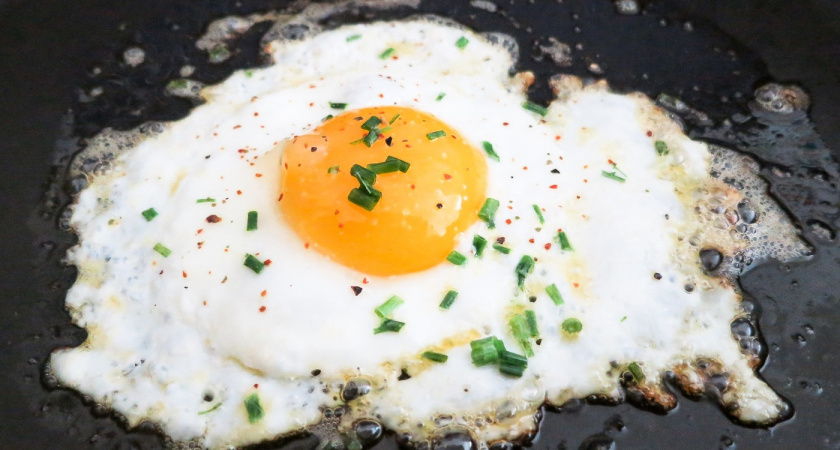 Почему яичница липнет к сковороде и покрывается пузырями: 3 неработающих совета, которых все придерживаются