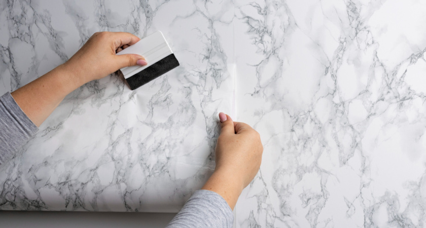 Бумажные обои больше не в тренде: дизайнеры советуют этот материал — служит 50 лет, а клеить 5 минут