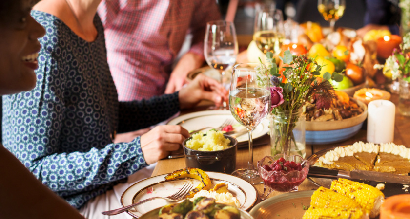 Эта привычка за столом сразу выдает низкий интеллект человека – проверьте себя