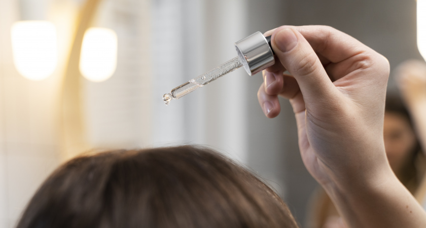 Сложная укладка — это лишнее: как обычное масло для волос помогает создать аккуратную причёску