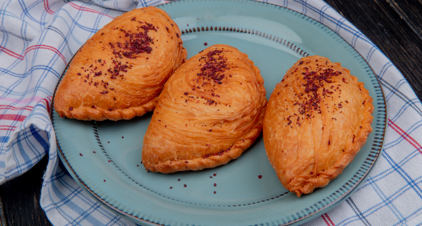 Никакой возни с тестом: готовлю пирожки с вишней по этому рецепту — сочно и без подтеков