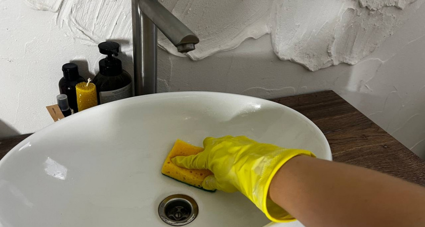 1 литр и 3 ложки: слив раковины больше никогда не воняет – способ подсказал старый сантехник