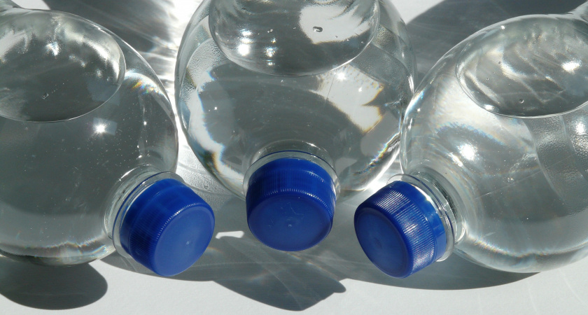 Вторая жизнь пластиковой бутылки - простой способ сделать из неё горшок для домашнего огорода