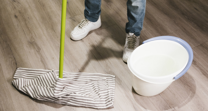 Ведро и тряпка — прошлый век: какой простой инструмент сделает мытьё пола быстрее и чище