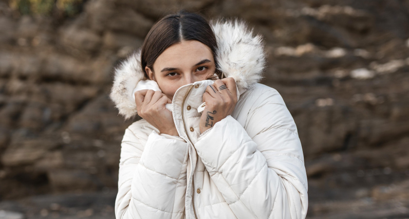 Забудьте про долгую стирку: два движения ватным диском вернут куртке чистый вид