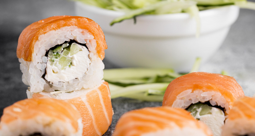 Берите на заметку: суши-торт «Филадельфия» собирается за 10 минут, а съедается за 5