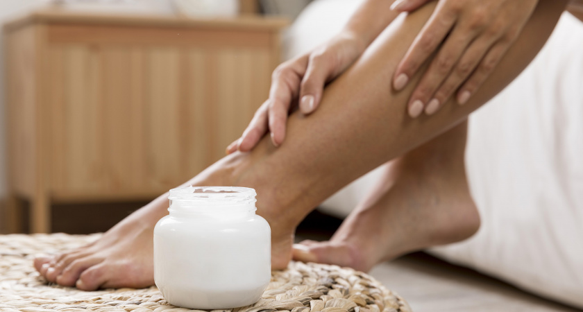 Педикюр на диване: чтобы пятки стали гладкими, нужно всего 2 вещи каждый день