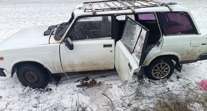 В Лев-Толстовском районе перевернулась легковушка с пенсионером за рулем