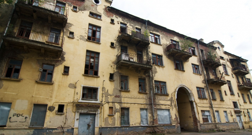 Липецкие чиновники годами не сносили опасный дом на Интернациональной