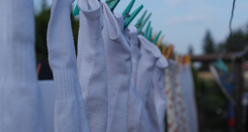 Совет моей бабушки для белоснежных вещей: что добавить в таз с водой, чтобы носки снова стали как новые