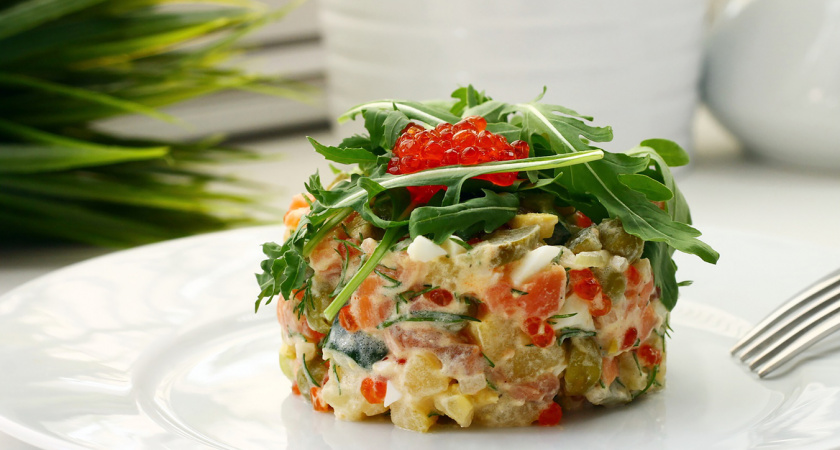 Салат оливье с лососем: готовится просто, а получается как в ресторане - любимый рецепт для новогоднего стола