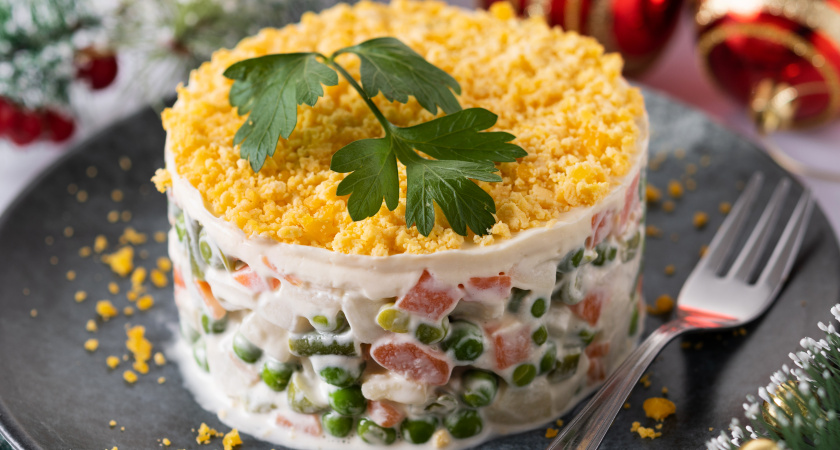 Классика с восточным акцентом: готовим «Мимозу» с крабовыми палочками и васаби