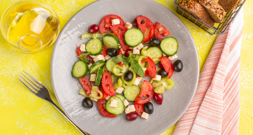 Встречаем год Огненной Лошади: сытный сырный салат «Галоп» для праздничного стола