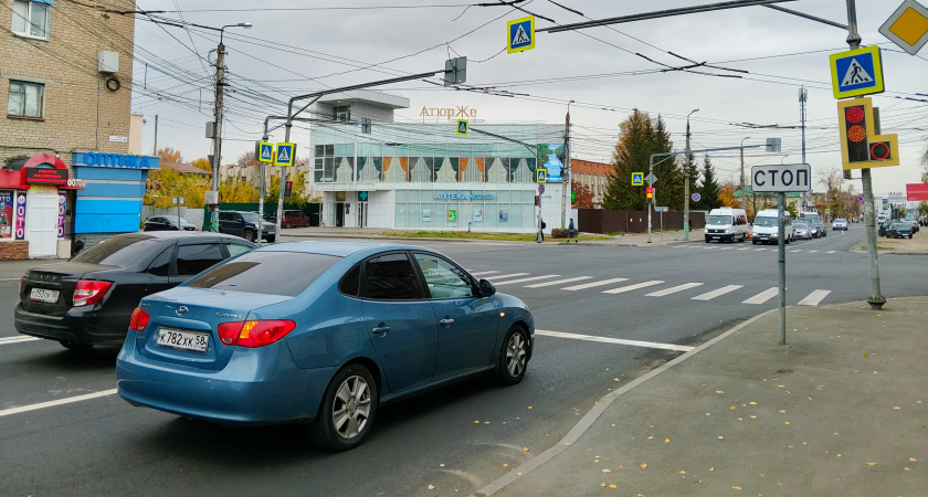 Шаг на «зебру» теперь не работает: вот когда водитель обязан уступить пешеходу и что сказать инспектору ГИБДД