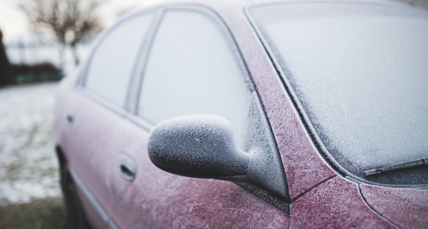 Убираю лед со стекла за несколько секунд: простой и рабочий метод