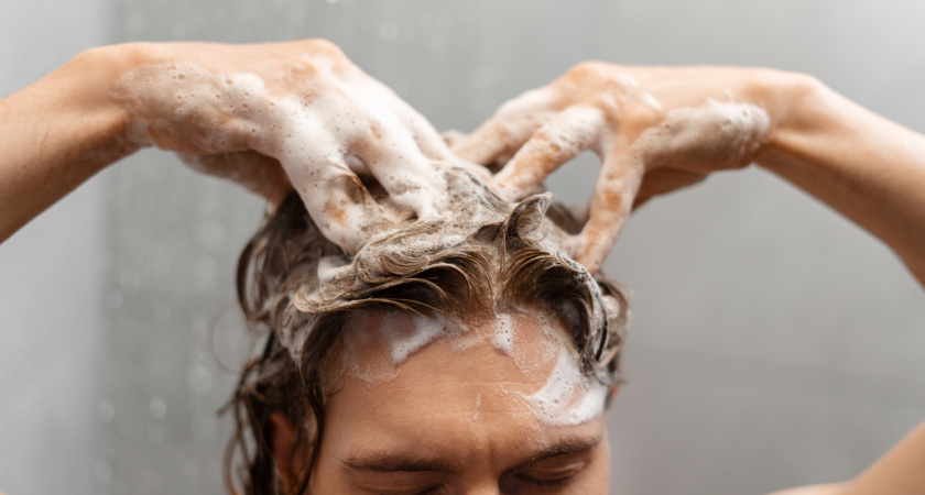 Утром или вечером: эксперты сравнили и ответили, когда правильно мыть голову