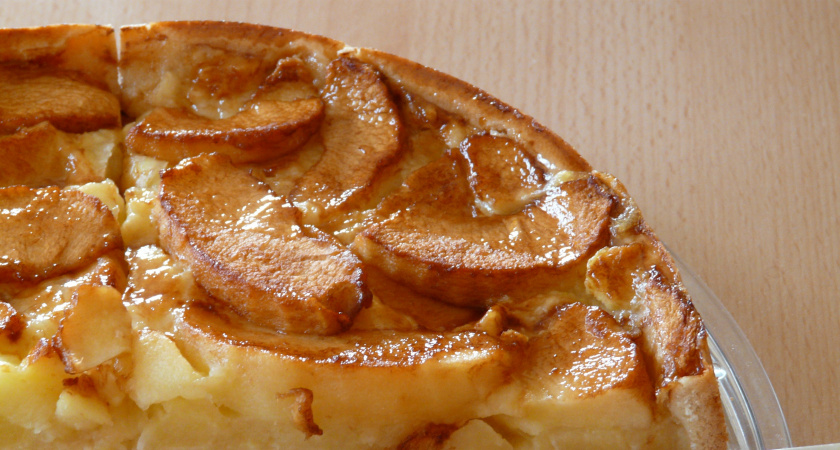 Шведский яблочный пирог: простой рецепт с хрустящей миндальной шапкой и согревающим ароматом