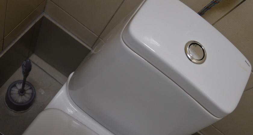 Почему бабушки каждый день высыпали соль в унитаз и бед не знали: запомните на всю жизнь