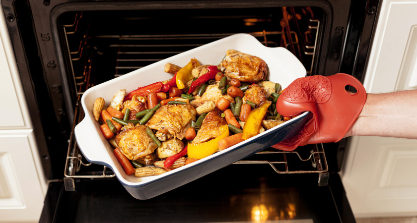 «Покидал и забыл»: как приготовить идеальное мясо с картошкой в духовке без лишних усилий