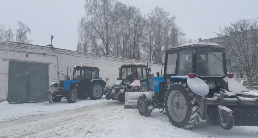 В Ельце на борьбу с сильными снегопадами вышли десятки единиц техники